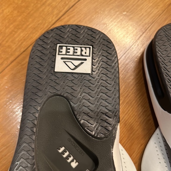 REEF men’s Fanning Low Flip Flop Sandals With Bottle Opener